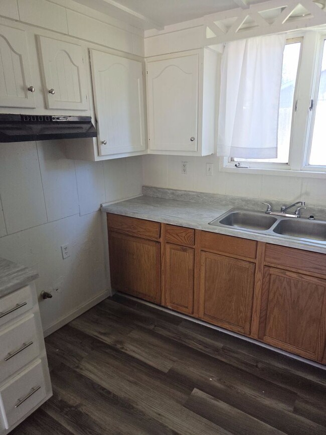 Building Photo - 2-Bedroom Home with detached garage — 50% Off Your First Month!