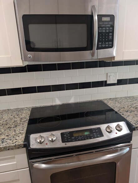 Building Photo - 280 Easy St