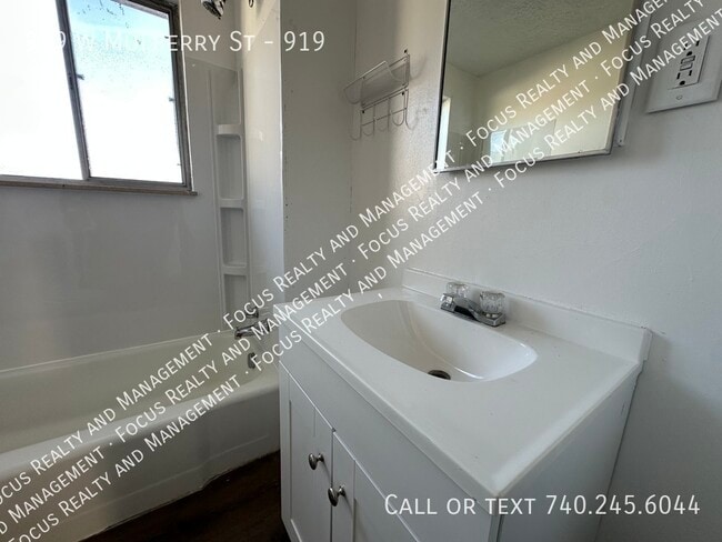 Building Photo - 919 W Mulberry St