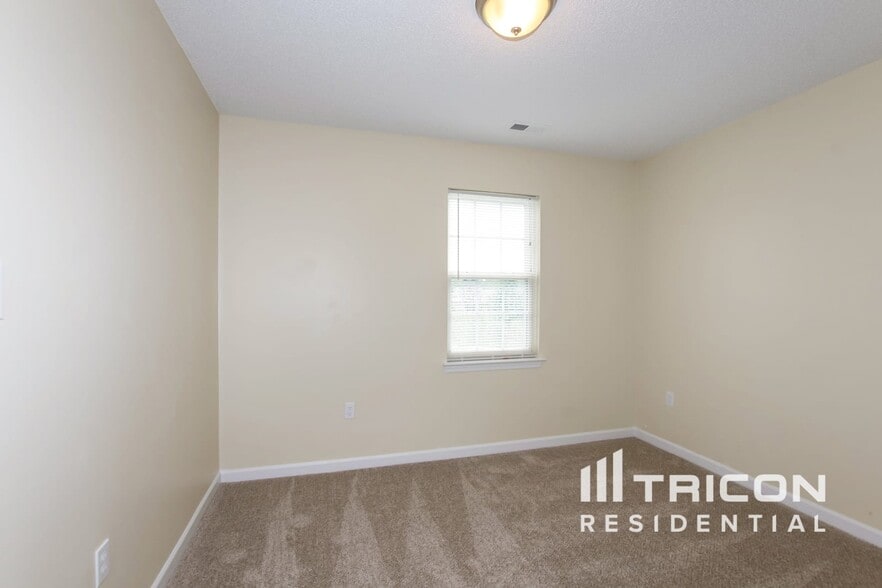 Building Photo - 4643 Fox Thorne Dr