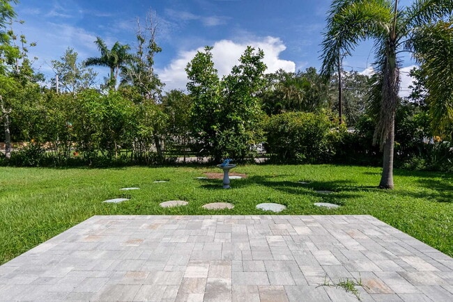 Building Photo - Living Across from Sarasota Bay 3BR/2.5BA Home Minutes to Downtown – Yardwork Included