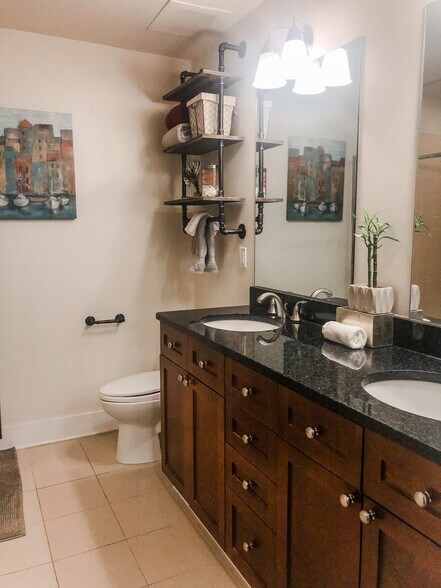 Master bath - 924 Garrett St