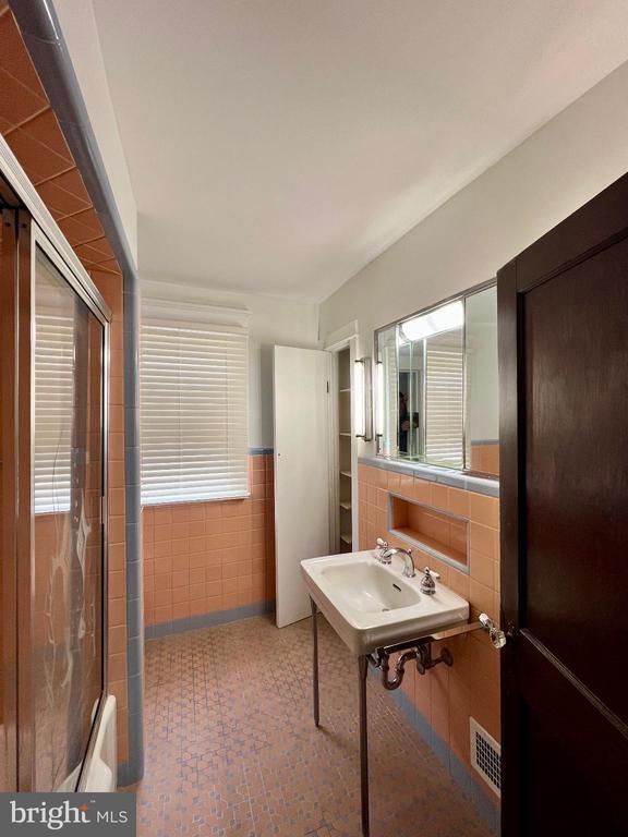 Building Photo - 222 Berlin Rd N