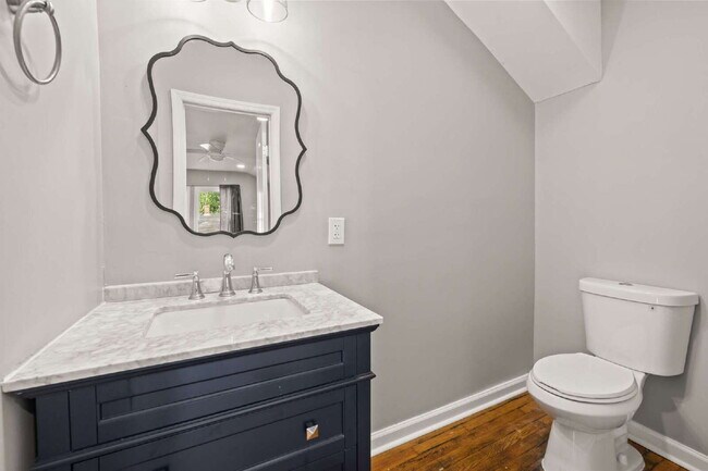 Building Photo - Renovated 3 Bed • 1.5 Bath Upstairs Unit -...