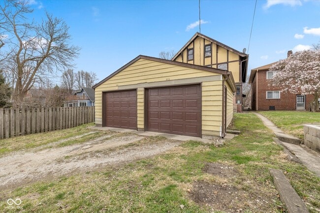 Building Photo - 963 Woodruff Pl W Dr
