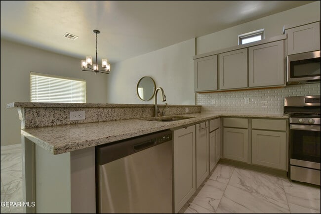 Building Photo - 600 Logwood Ave