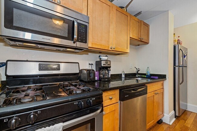 Building Photo - 47 Hillside St