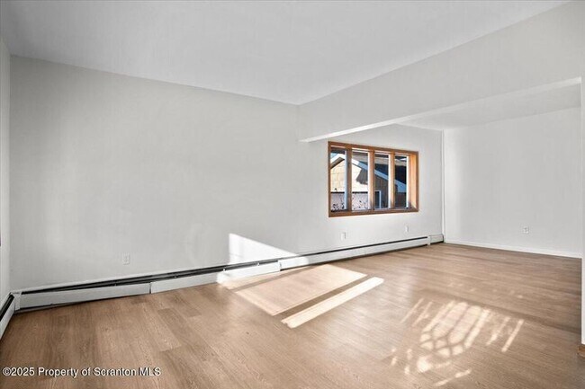 Building Photo - 134 Lampman St