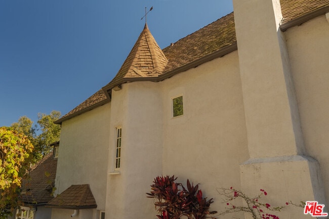 Building Photo - 2829 Beachwood Dr