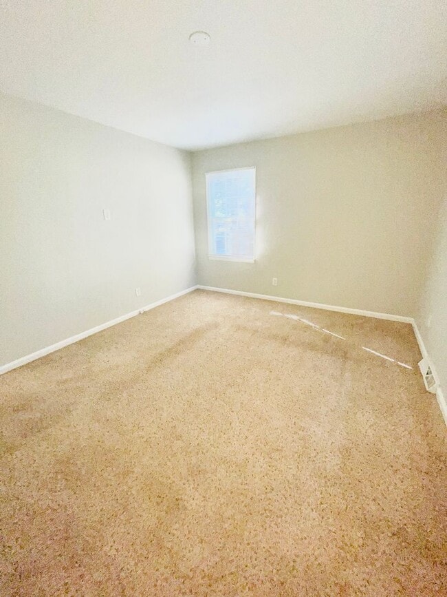 Building Photo - 3 bed 1.5 bath ranch style house *50% off the first month with a 12 month lease*