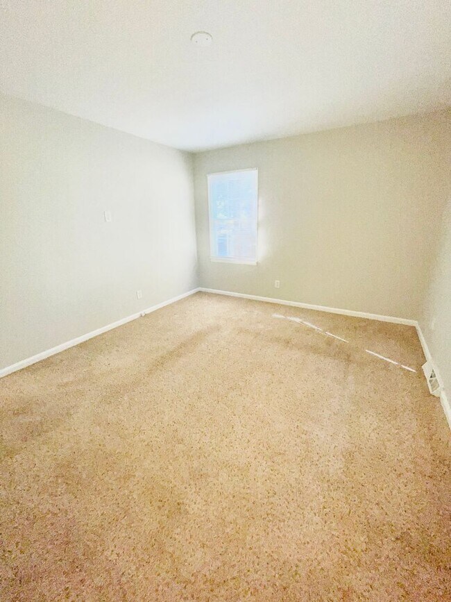 Building Photo - 3 bed 1.5 bath ranch style house * Special *