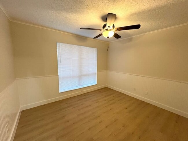 Building Photo - Stunning 4-Bedroom, 2.5-Bathroom Townhouse in the Heart of Sarasota!