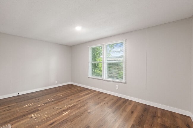 Building Photo - 3 bed 2 bath