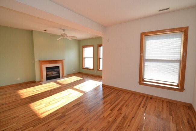 Building Photo - Pet Friendly 3 Bed 2 Bath Top Floor Unit