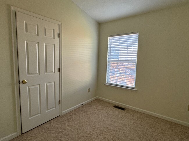 Building Photo - Immaculate Stonewall Heights Townhome!