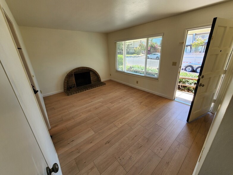 Front room to street - 1931 De Vaca Way