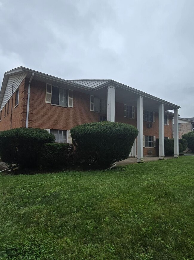 Primary Photo - SPRINGBANK APARTMENTS II
