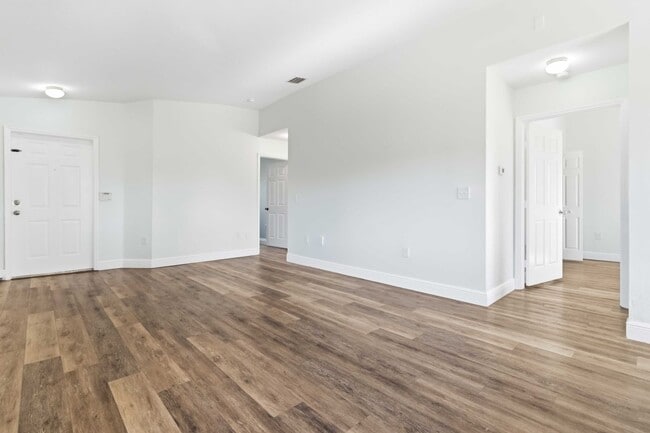 Building Photo - Beautiful Condo