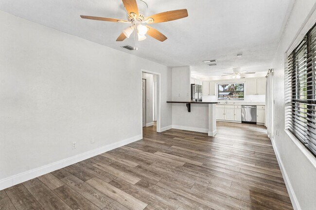 Building Photo - 2103 N Palm Cir