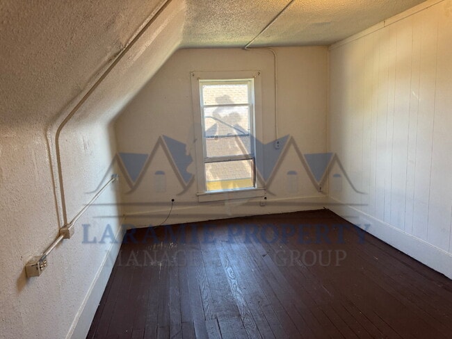 Building Photo - 2 bedroom + Office upstairs