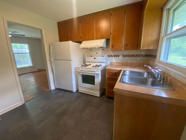 Building Photo - Charming 3-Bed Rental Home with Wood Floor...
