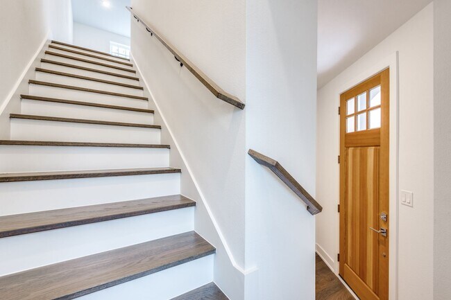 Building Photo - Special Offer!