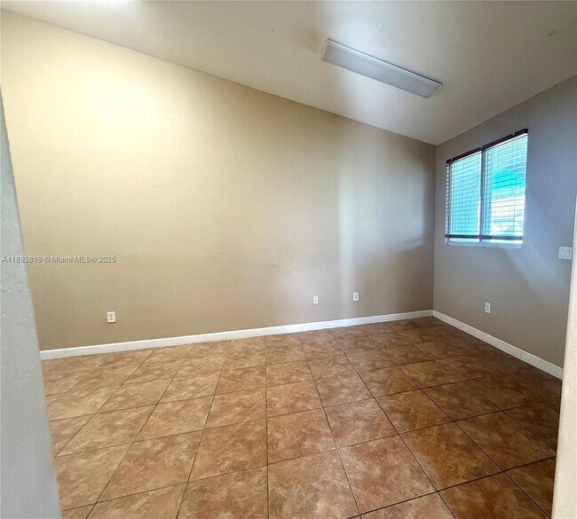 Building Photo - 1656 SE 29th Ct