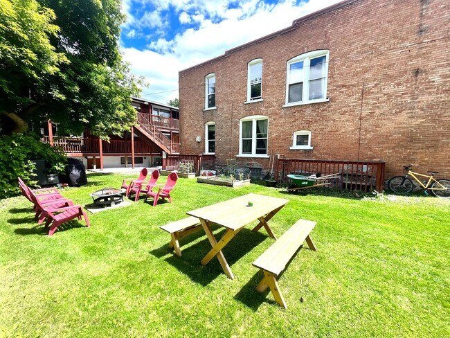 Building Photo - Light Filled Top Floor 1 Bedroom in Unbeatable Hip Strip Location!