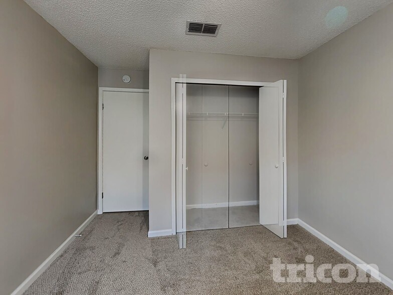 Building Photo - 1689 Ashwood Cir