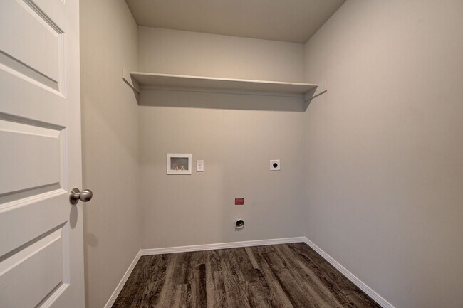 Building Photo - BRAND NEW! 4 Bed 2 Bath Home in Newcastle!