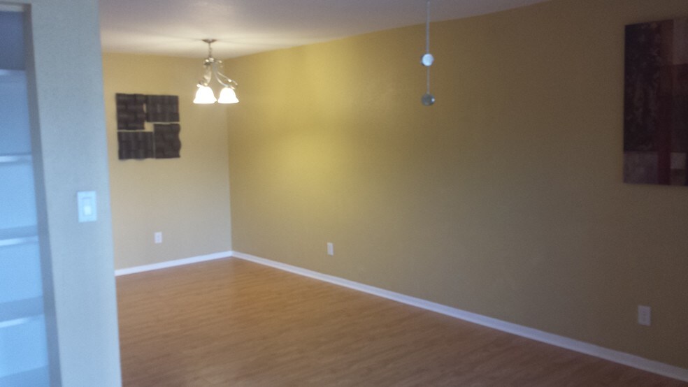 Building Photo - 2820 S Bartell Dr