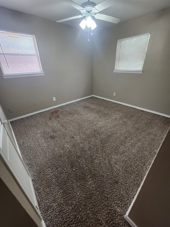 Building Photo - 3 bed 2 bath home, move in ready!