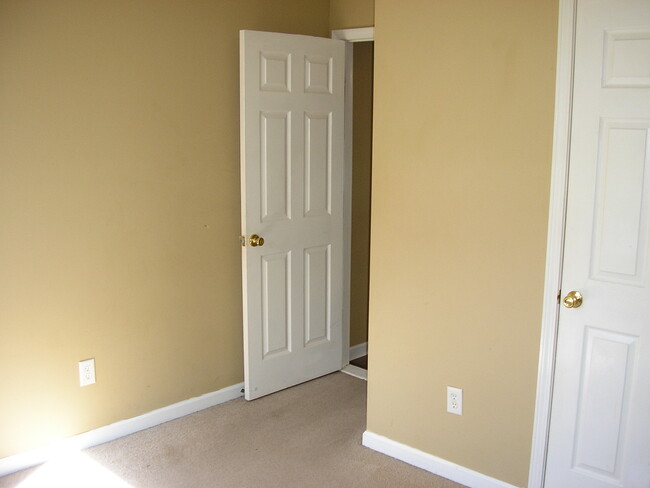 Building Photo - 4490 Woodstone Dr