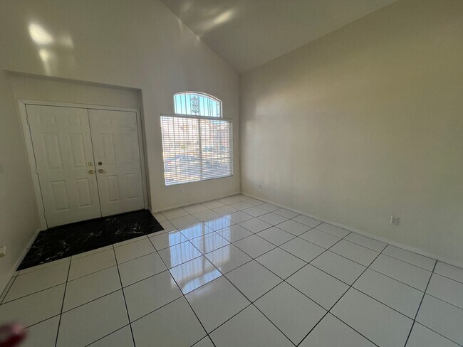 Building Photo - Don't Miss Out On This Beauty