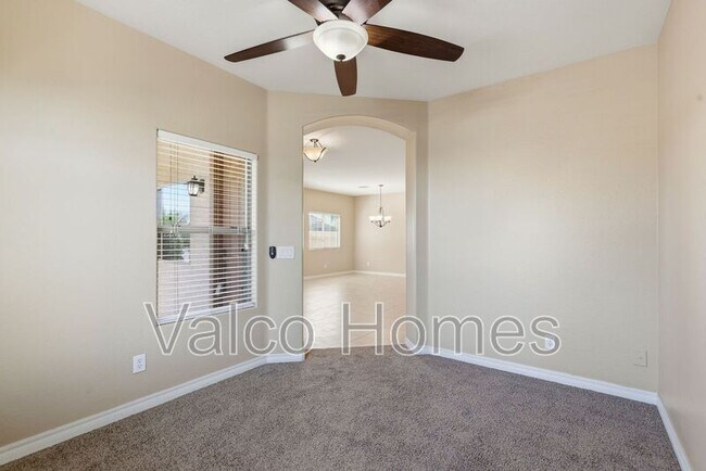 Building Photo - 2717 E Ficus Way