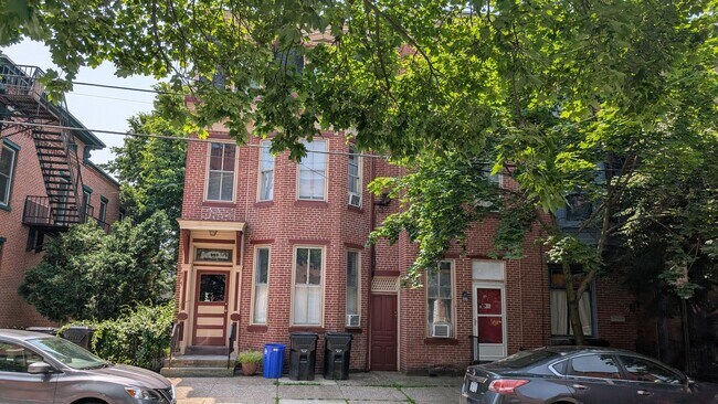 Building Photo - Charming Studio in heart of Midtown Harris...