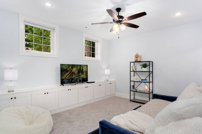 Building Photo - 319 NW A St