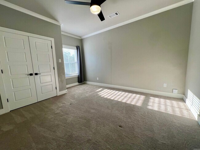 Building Photo - 9741 Meadow Creek Dr