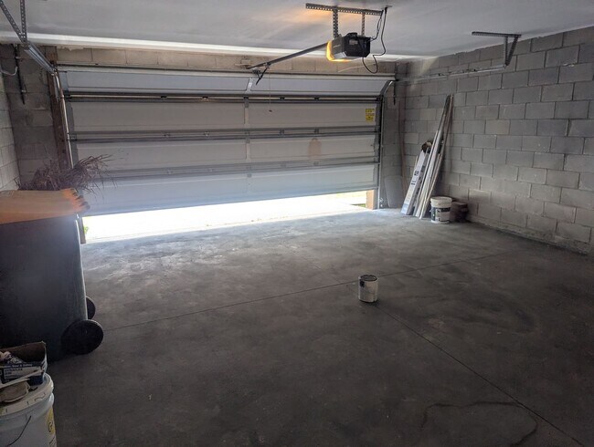 Building Photo - FOR RENT 4 Bedroom 2 1/2  Bath with Den/Office/5th bedroom, Furry  friends Welcome!