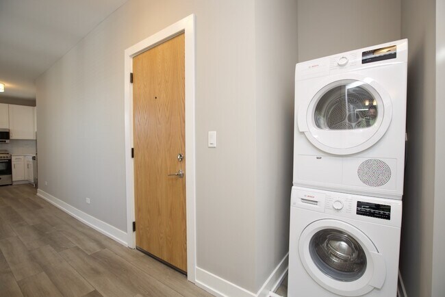 Building Photo - 3946 N Janssen Ave