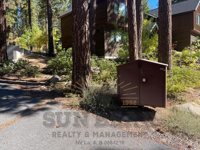 Building Photo - Bright Adorable Home in Incline! Dog Friendly