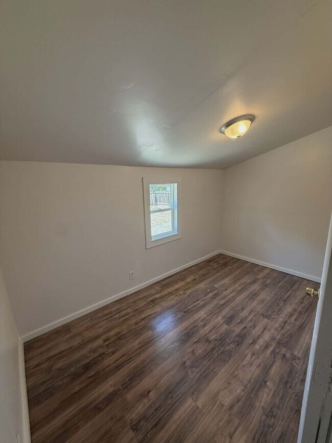 Building Photo - Newly remodel 2 Bedroom on Large lot