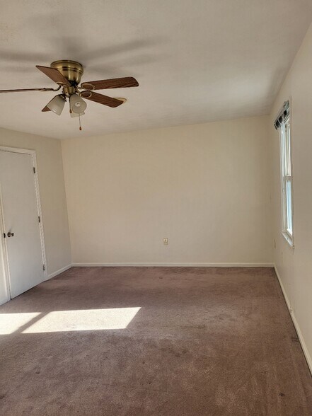 Building Photo - 70 Broadway