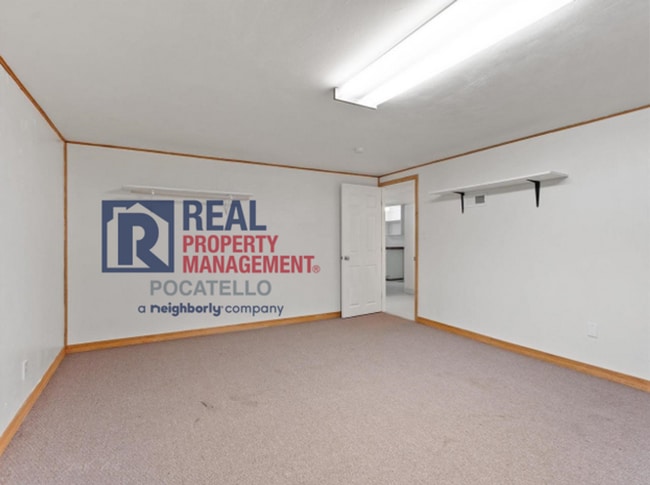 Building Photo - 5 Bedroom Home - University Area - Must See - Pet (dog) Negotiable