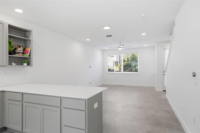 Building Photo - 814 N Bluff Dr