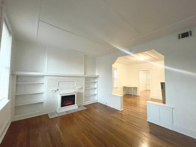 Building Photo - 2309 Bellevue Ave