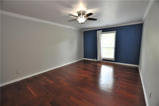 Building Photo - 6851 Roswell Rd