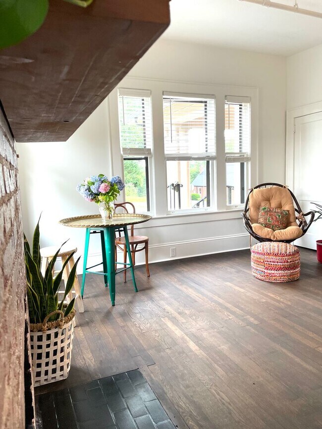 Building Photo - Renovated Historic One Bedroom Apartment D...