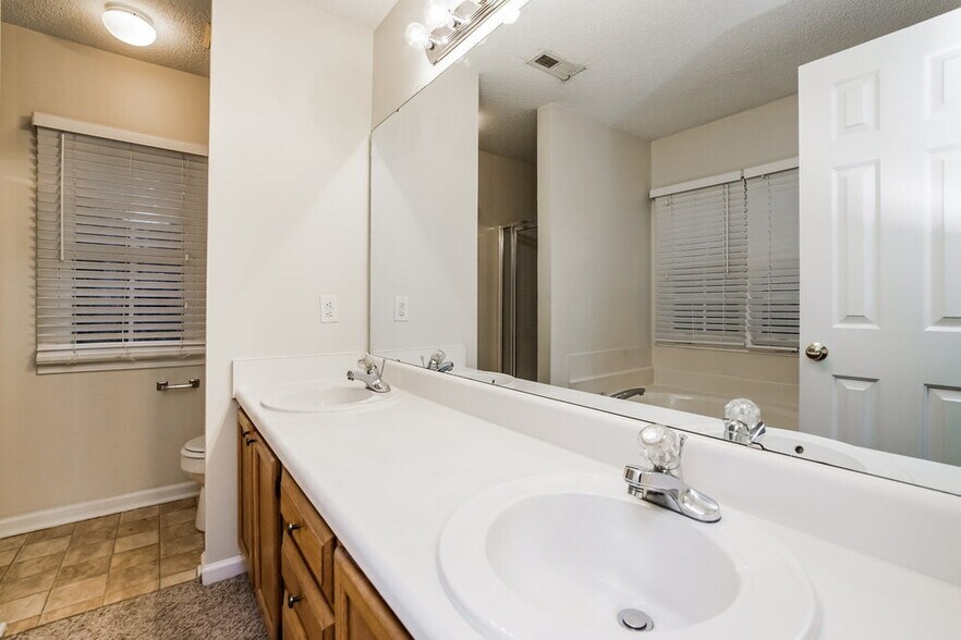 Building Photo - 813 Hanska Way