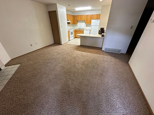 Building Photo - Cozy End-Unit Condo in Gated Community